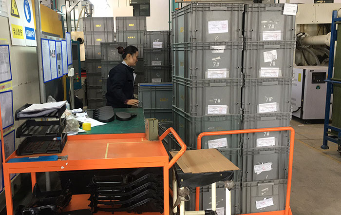 塑料周轉(zhuǎn)箱在倉庫