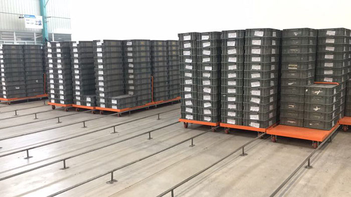 塑料周轉(zhuǎn)箱在廠區(qū)